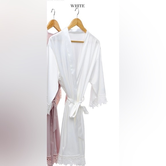 White Robe with lace detail - never worn, in original packaging - Picture 2 of 2